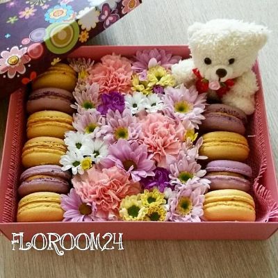 Лот: 7771706. Фото: 1. Цветочная коробочка с макаронс... Свежие цветы