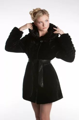 Лот: 12659779. Фото: 1. Короткая шуба из мутона с капюшоном. Верхняя одежда