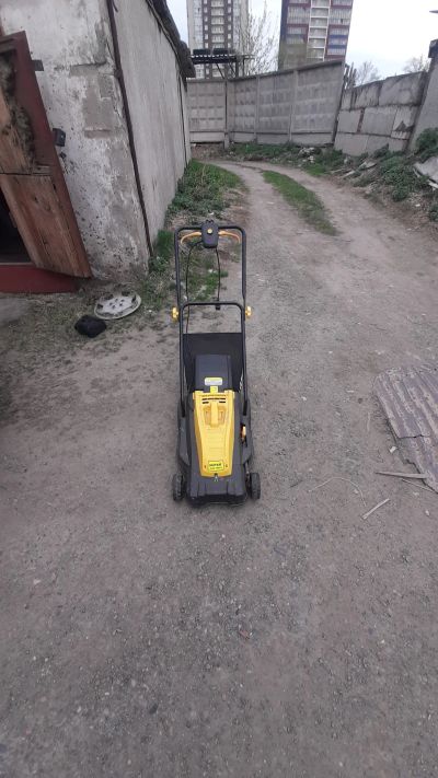 Лот: 22225637. Фото: 1. Газонокосилка электрическая huter. Электроинструмент