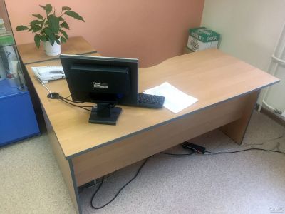 Лот: 13355987. Фото: 1. Стол с тумбой Б/У. Компьютерные и письменные столы