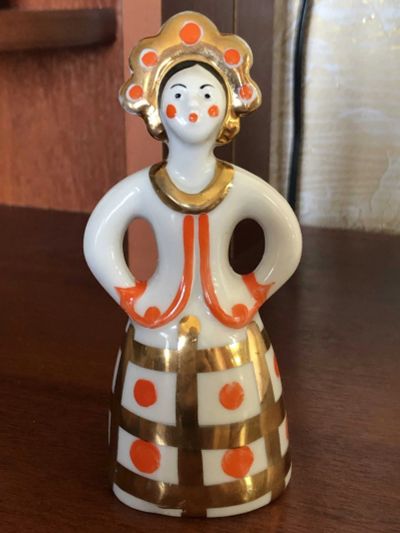 Лот: 19211478. Фото: 1. Статуэтка дама в кокошнике. Фарфор, керамика