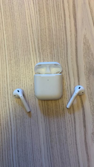 Лот: 19055211. Фото: 1. Apple AirPods 2 с беспроводной... Наушники, гарнитуры