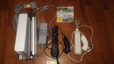 Лот: 10527856. Фото: 1. Nintendo Wii + Wii Sports Resort... Игровые приставки, консоли