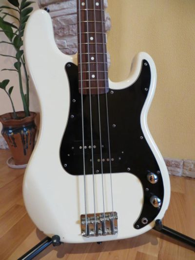 Лот: 8801661. Фото: 1. Squier by Fender (Precision Bass... Гитары