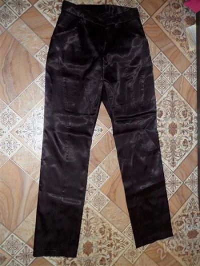 Лот: 1302004. Фото: 1. Брюки атласные фиолетовые р.42. Брюки, шорты