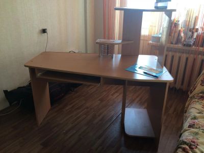 Лот: 10997534. Фото: 1. Стол компьютерный срочно продам... Компьютерные и письменные столы
