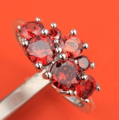 Лот: 5112869. Фото: 1. Женское кольцо с прекрасным красным... Кольца, перстни