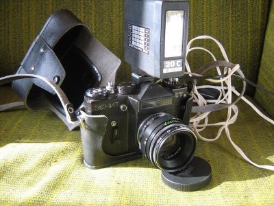 Лот: 135718. Фото: 1. Фотоаппарат Зенит ЕТ + вспышка. Плёночные зеркальные
