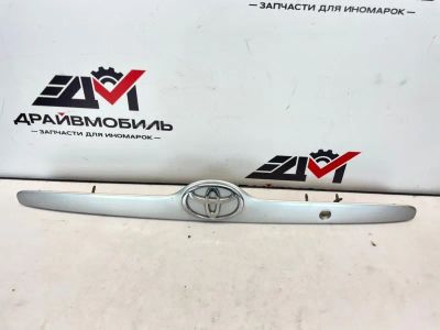 Лот: 25718107. Фото: 1. накладка на крышку багажника toyota... Двигатель и элементы двигателя