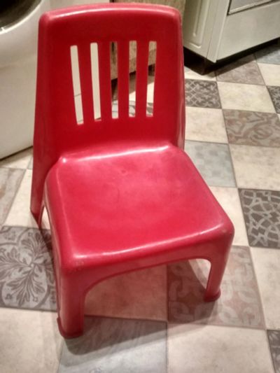 Лот: 19036342. Фото: 1. Детский пластиковый стульчик. Столики, стулья, парты