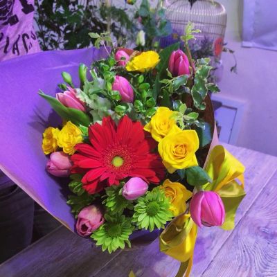 Лот: 6859338. Фото: 1. Фирменный букет от Радуги Цветов... Свежие цветы