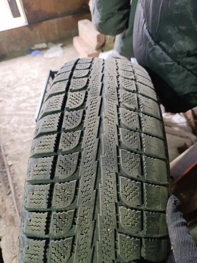 Лот: 25851265. Фото: 1. Шины зимние 215/70/16. Шины