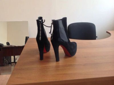 Лот: 3348694. Фото: 1. Ботильоны "Christian Louboutin... Ботильоны, полусапожки