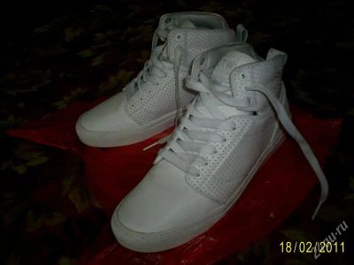 Лот: 781007. Фото: 1. VANS кросовки белые завышенные. Другое (мужская обувь)