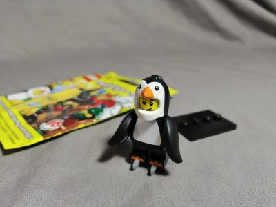 Лот: 13347939. Фото: 1. Lego мини-фигурка 16 серия Мальчик-пингвинёнок. Конструкторы
