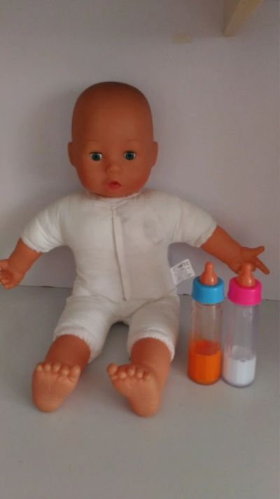 Лот: 16723256. Фото: 1. Кукла агукает , + 2 бутылочки. Куклы и аксессуары