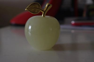 Лот: 2317481. Фото: 1. яблочко из оникса. Фигурки, статуэтки