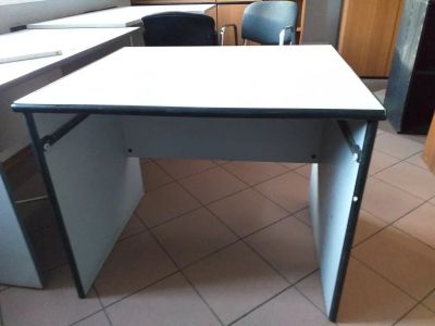Лот: 14852553. Фото: 1. Стол письменный , цвет серый. Компьютерные и письменные столы