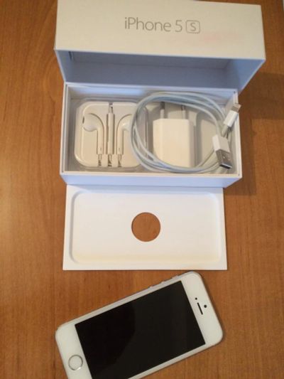 Лот: 10823852. Фото: 1. iPhone 5s Silver идеальное состояние... Смартфоны