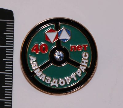 Лот: 9581148. Фото: 1. Тяжелый знак с кмнем в середине... Юбилейные