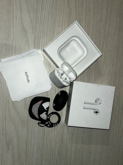 Лот: 20720957. Фото: 1. AirPods 2 оригинал. Наушники, гарнитуры