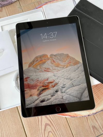 Лот: 19168610. Фото: 1. Apple iPad 5 поколения 128Gb Space... Планшеты