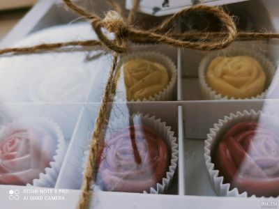 Лот: 17303951. Фото: 1. Коробочка конфет из бельгийского... Букеты из конфет, игрушек