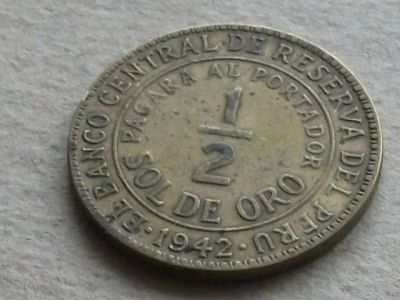 Лот: 20823107. Фото: 1. Монета 1/2 соль Перу 1942 герб. Америка