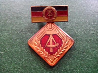 Лот: 3011274. Фото: 1. Знак ГДР. Латунь!. Юбилейные