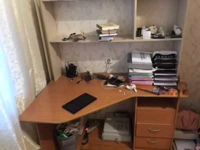 Лот: 12587840. Фото: 1. компьютерный стол с полкой. Компьютерные и письменные столы