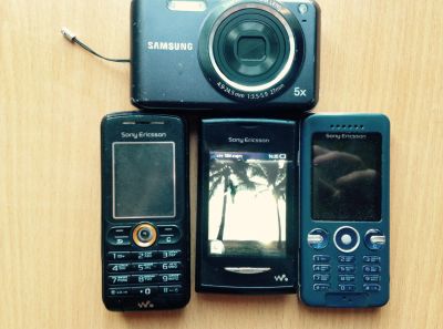 Лот: 5034174. Фото: 1. 3 Sony Ericsson и цифровик Samsung... Цифровые компактные