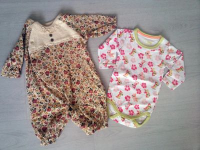 Лот: 7467778. Фото: 1. Бодик + носочки 2-4 мес. Костюмы, пиджаки, комбинезоны