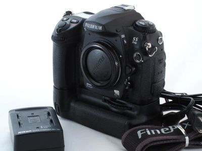 Лот: 9690158. Фото: 1. Fujifilm FinePix S5 Pro с батарейной... Цифровые зеркальные