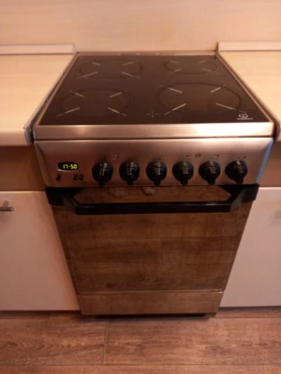 Лот: 19470275. Фото: 1. Продам Керамическую эл.плиту Indesit. Плиты, духовые шкафы, варочные поверхности
