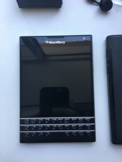 Лот: 11706593. Фото: 1. Продам смартфон Blackberry Passport... Смартфоны