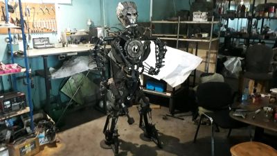 Лот: 11108409. Фото: 1. Робот из автозапчастей двигающийся. Салон