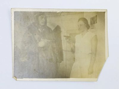 Лот: 23328251. Фото: 1. Фотография. Девушка и парень направили... Фотографии