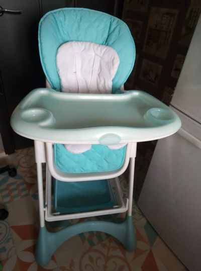 Лот: 14392798. Фото: 1. Стульчик для кормления Happy Baby. Стульчики для кормления