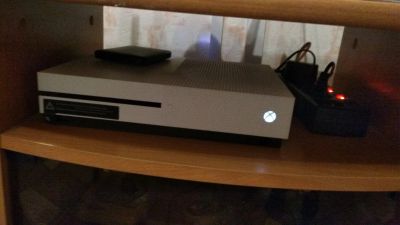 Лот: 12699595. Фото: 1. XBOX ONE S (500 GB). Игровые приставки, консоли