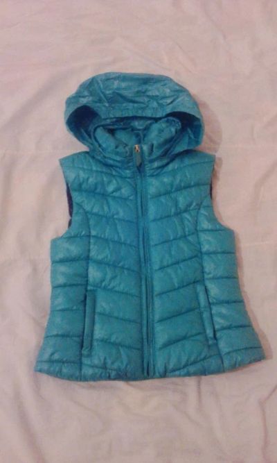 Лот: 9667766. Фото: 1. Жилет с капюшоном. Верхняя одежда