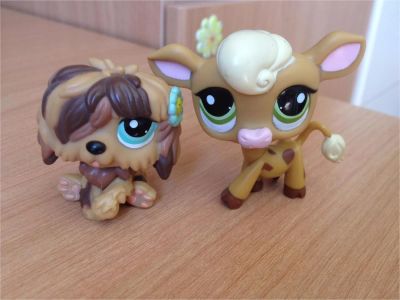 Лот: 7762708. Фото: 1. littlest pet shop бычок и собачка. Куклы и аксессуары