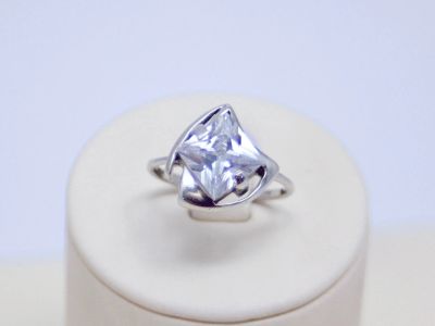 Лот: 14751357. Фото: 1. СЕРЕБРЯНОЕ КОЛЬЦО С ЦИРКОНИЕМ... Кольца, перстни