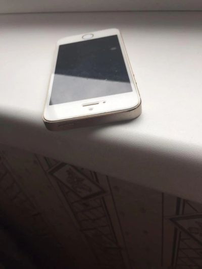 Лот: 8291901. Фото: 1. iPhone 5 s золотой второй Только... Смартфоны
