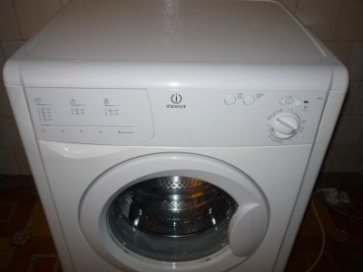 Лот: 12951354. Фото: 1. Итальянский Indesit wi81 на 5кг. Стиральные машины