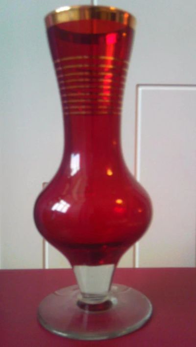 Лот: 7074996. Фото: 1. Цветочная ваза на ножке, рубиновое... Вазы