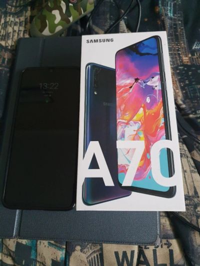 Лот: 15593643. Фото: 1. samsung a70. Смартфоны