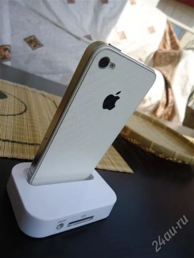 Лот: 1915615. Фото: 1. Белый Iphone 4G c док-станцией... Смартфоны