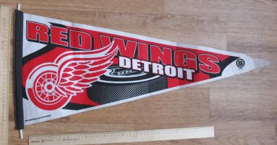 Лот: 17831702. Фото: 1. хоккейный вымпел Red Wings Detroit. Вещи известных людей, автографы
