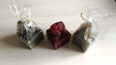 Лот: 10544450. Фото: 1. Свечи с иероглифами и фигуркой... Свечи