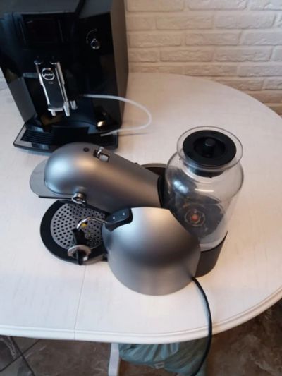 Лот: 12612949. Фото: 1. Продам кофеварку Nespresso FNA241. Кухонная